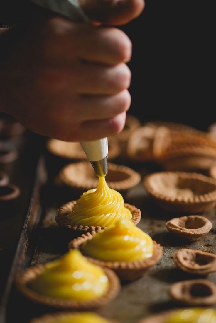 Tartellette farcite a mano con la crema