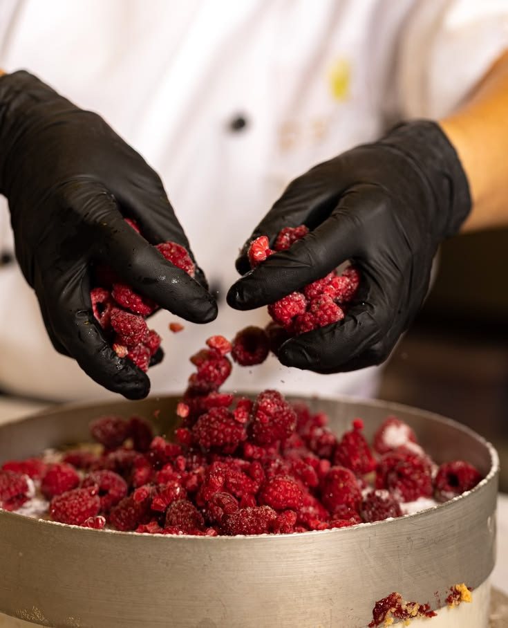Lamponi freschi su una torta in preparazione