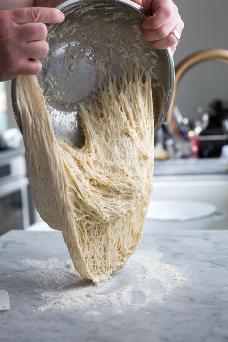 Impasto elastico che scende dalla ciotola