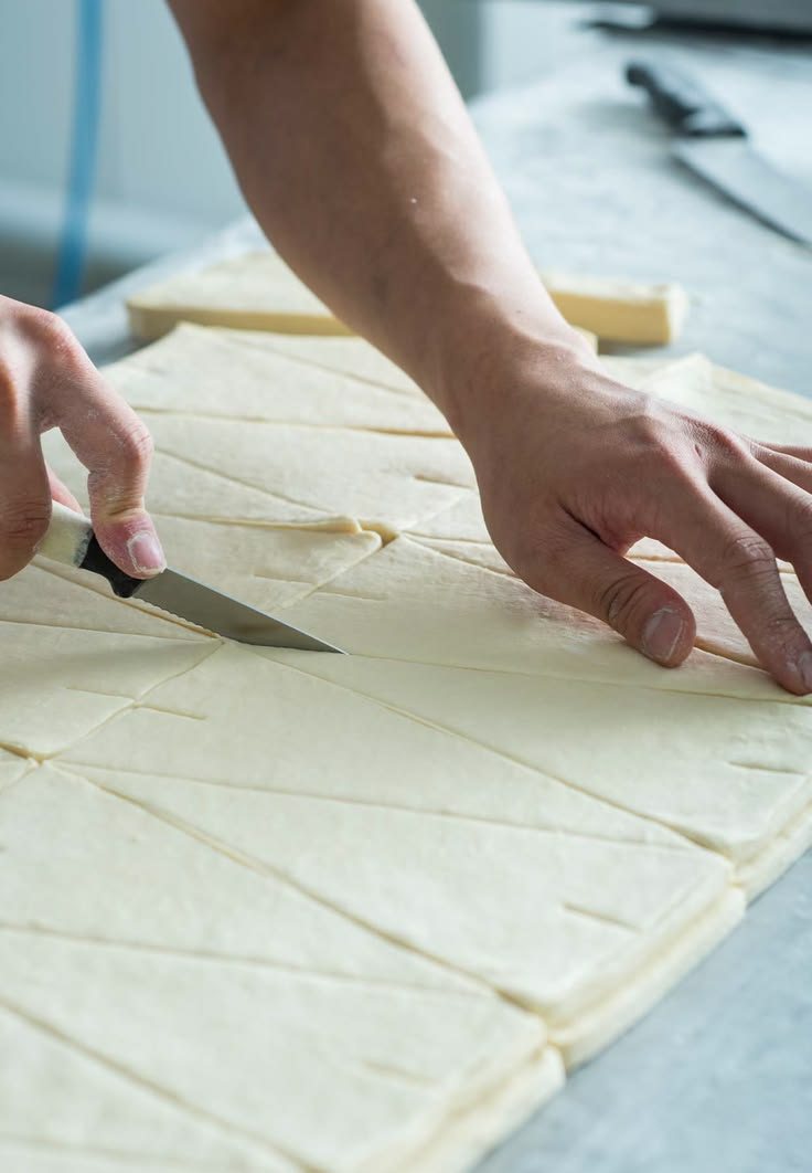 Taglio della pasta sfoglia per i croissant