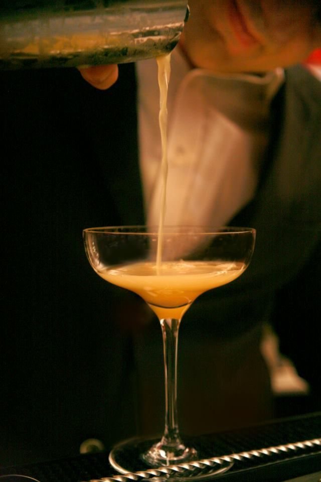 Cocktail versato nella coppa